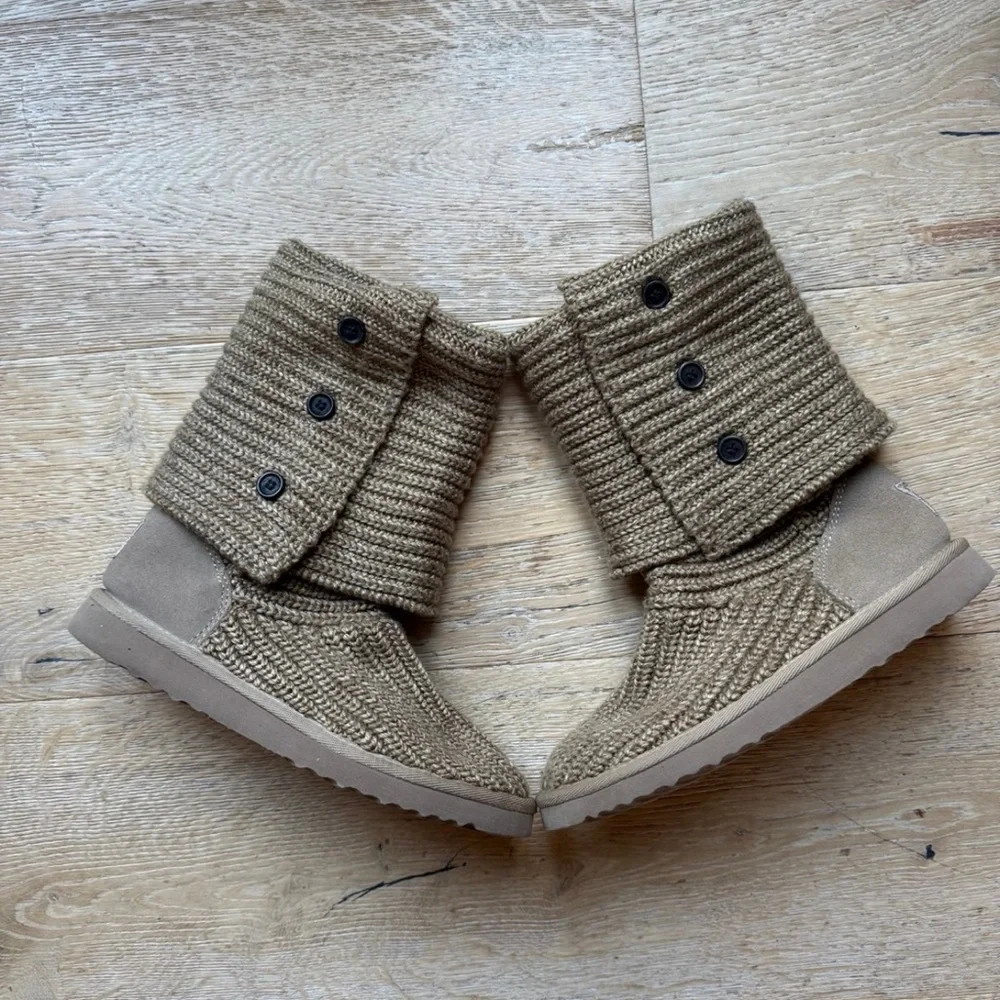 🔥UGG sz 7🔥CLASSIC CARDY SWEATER boots TAN price firm!